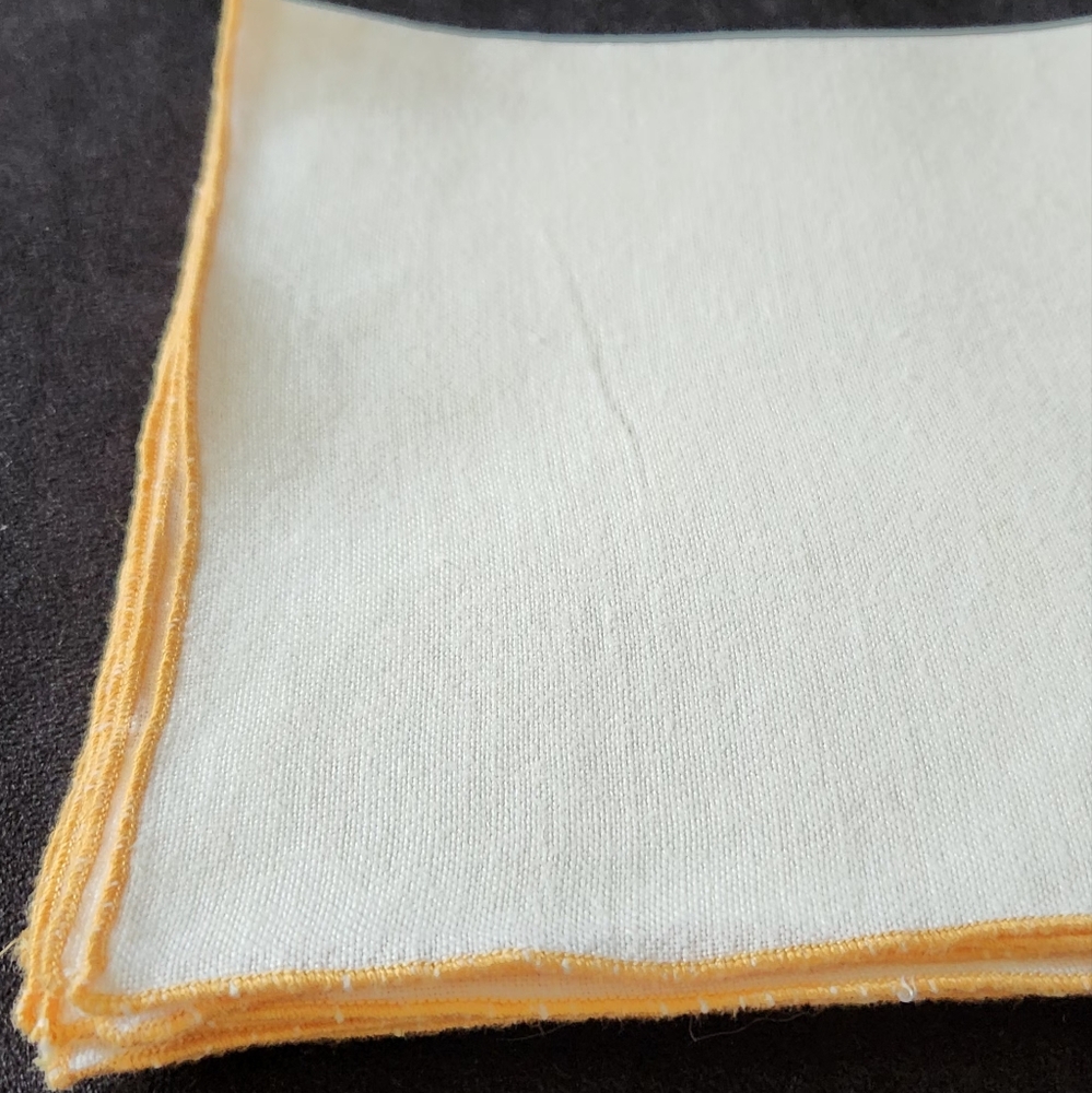 4 WHITE AND MUSTARD CLOTH NAPKINS - Picture 3 of 4